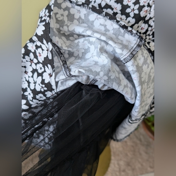 Ivy + Blu Women's Size 4 Black and White Floral Sleeveless Lined Midi Dress - Picture 11 of 12